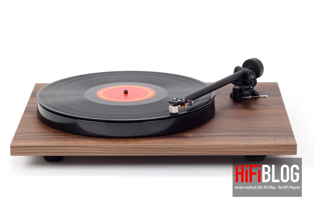 Foto © Rega Research Limited | Rega Planar 1 Walnut Effect und Rega Planar 1 Plus Walnut Effect