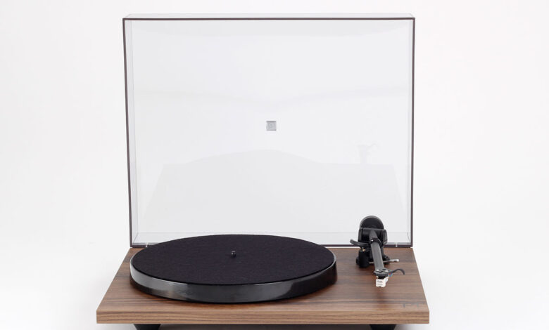 Foto © Rega Research Limited | Rega Planar 1 Walnut Effect und Rega Planar 1 Plus Walnut Effect