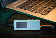 Foto © Zhuhai Spark Electronic Equipment Co. Ltd. | Cayin RU3 Portable USB DAC / Headphone Amplifier Dongle