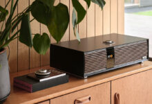 Ruark R410 jetzt auch in Matt Schwarz erhältlich 7 Foto © Ruark Audio | Ruark R410 Integrated Music System Satin Charcoal with Walnut Grille