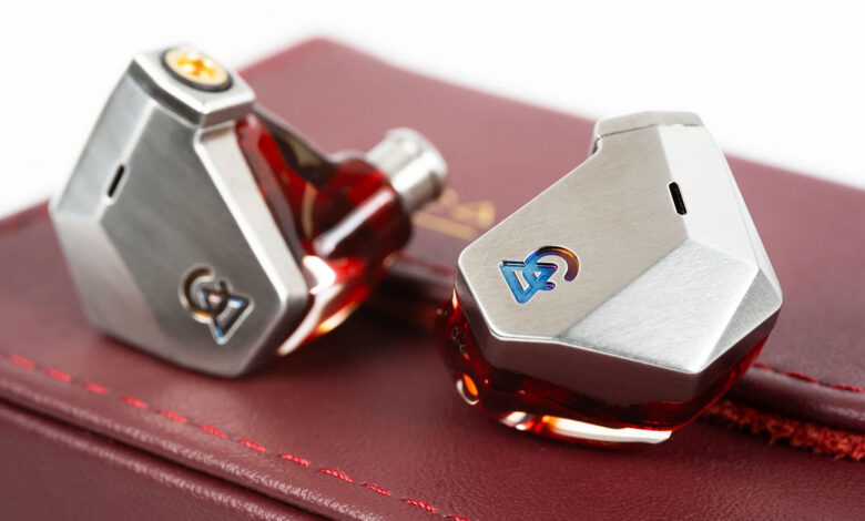 Foto © Campfire Audio LLC. | Campfire Grand Luna Premium Planar Magnetic Hybrid In-Ear Monitor