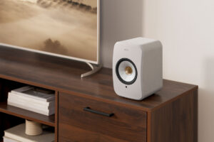 Foto © KEF | KEF LSX II Amber Haze und KEF LSX II Cotton White